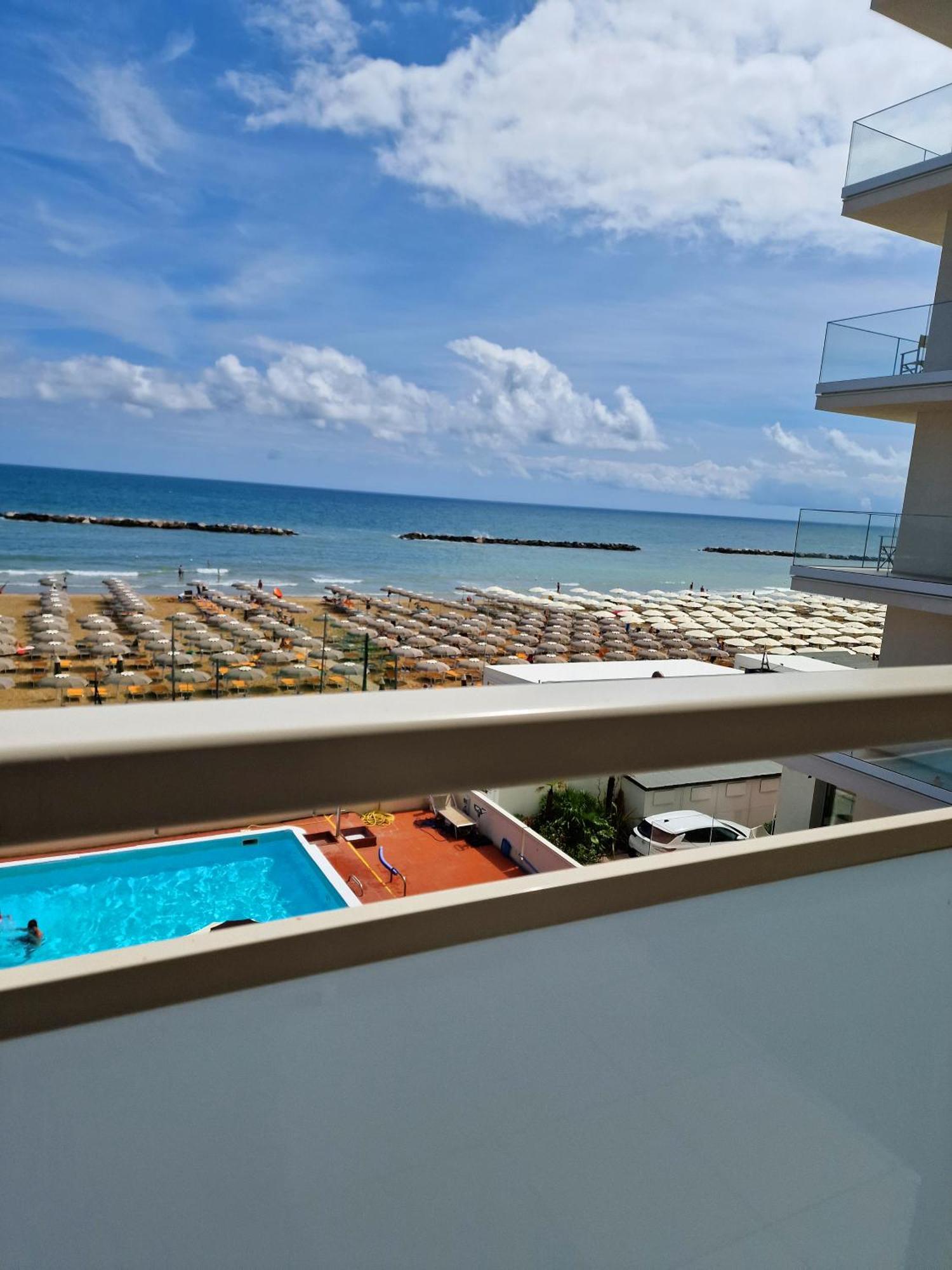 Hotel Embassy Pesaro Exterior foto