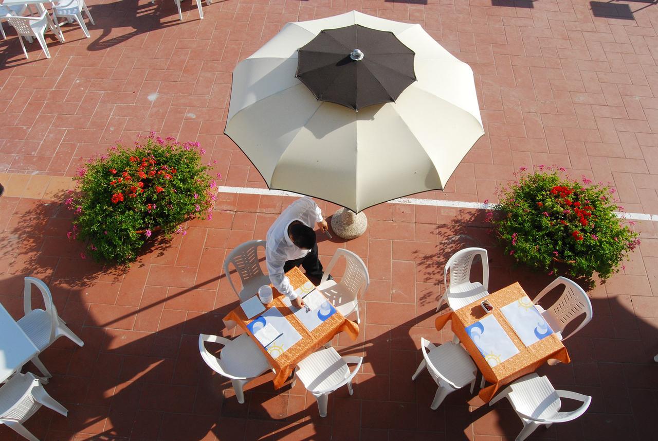 Hotel Embassy Pesaro Exterior foto