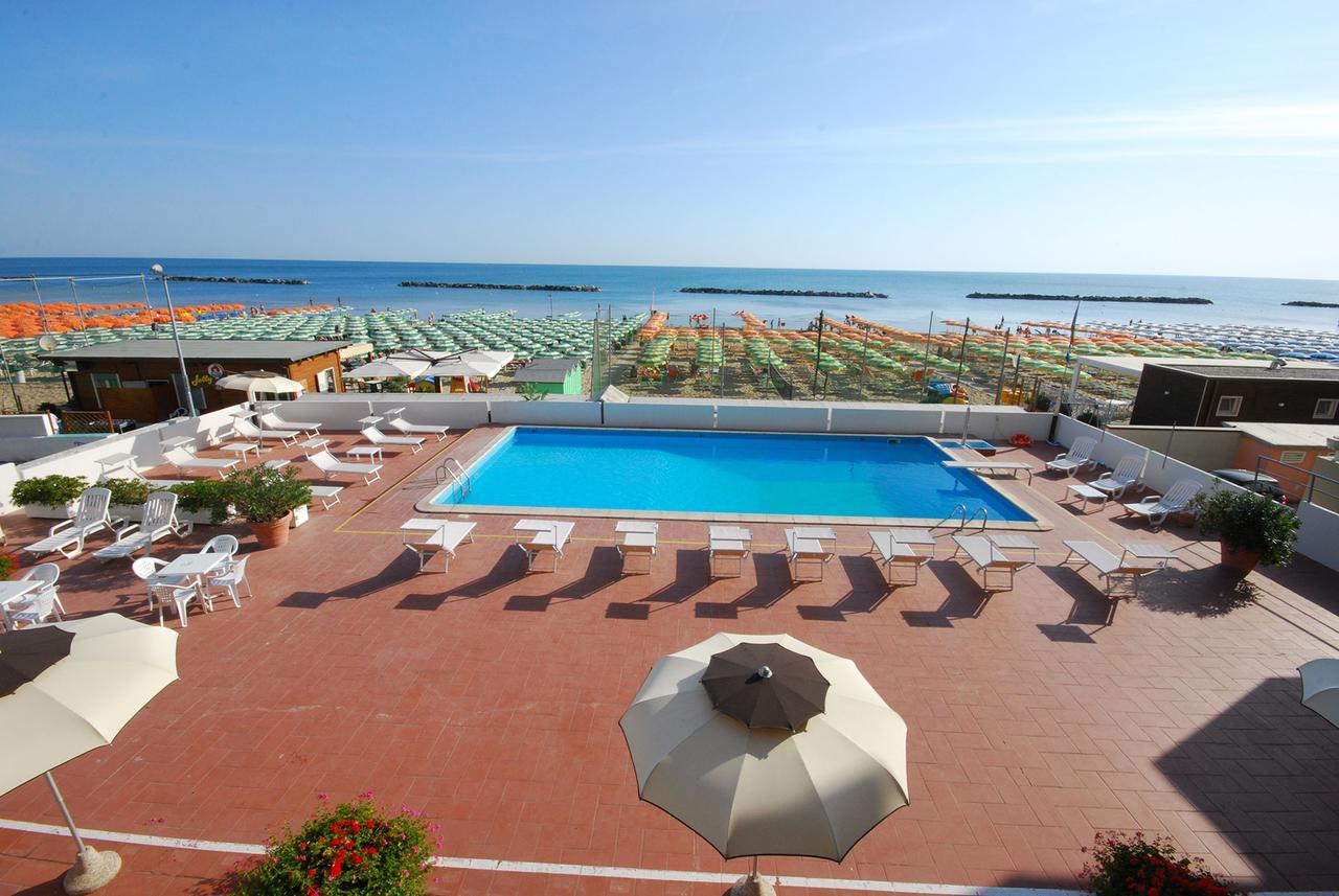 Hotel Embassy Pesaro Exterior foto